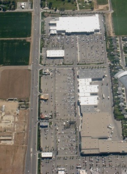 Shopping area abutting arterial